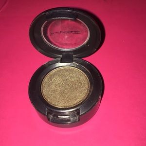 Mac eyeshadow in “Sumptuous Olive”